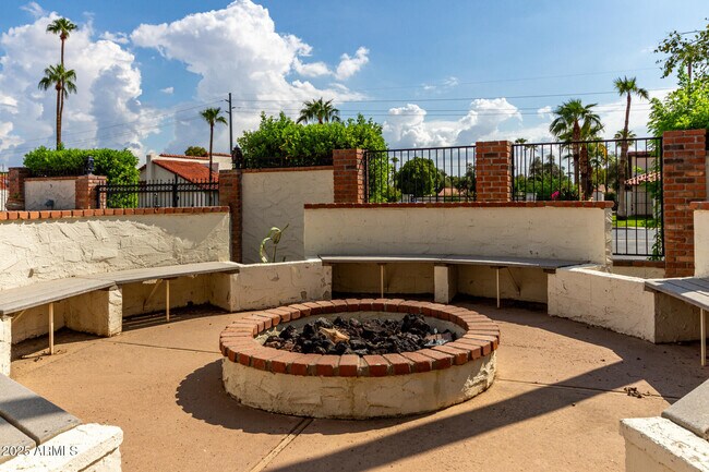 Building Photo - 5724 N Scottsdale Rd