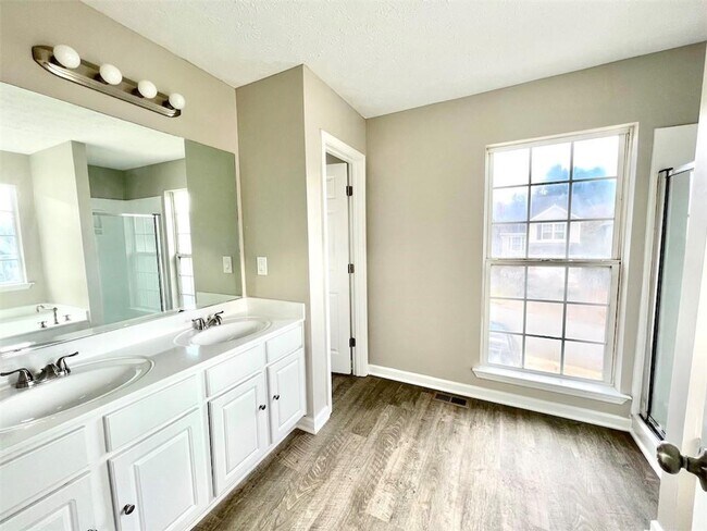 Building Photo - 2312 Oak Glenn Cir