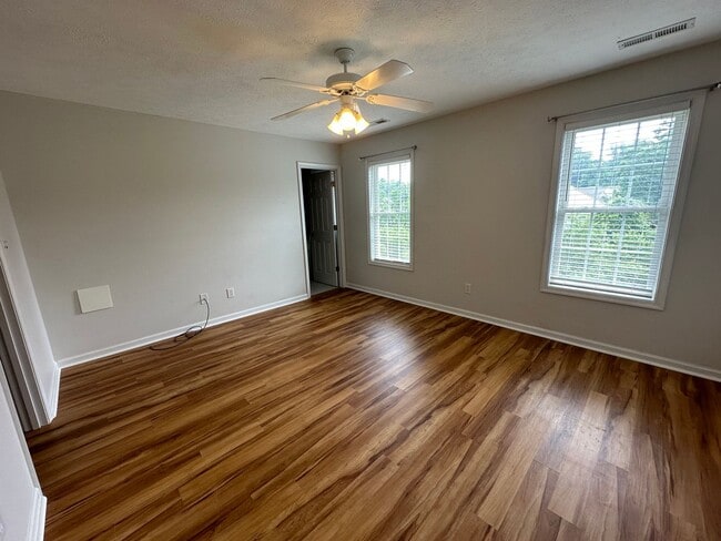 Building Photo - 3-bedroom, 3.5-bathroom nestled in Wyndhur...