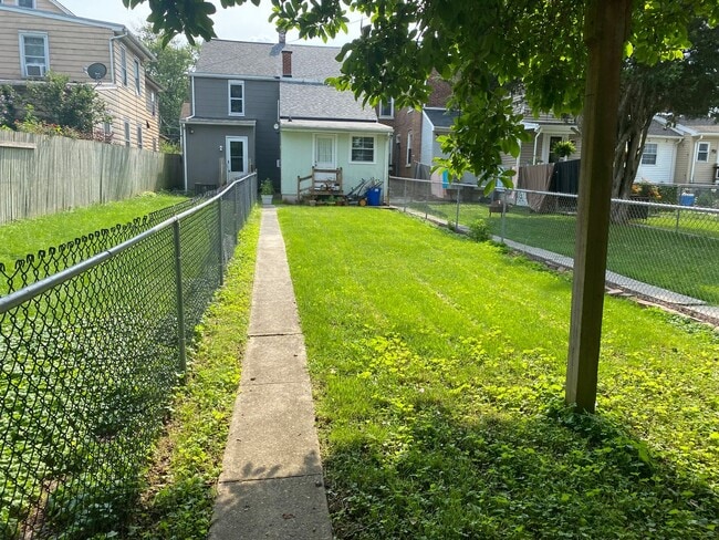 Building Photo - 3 Bedroom, 2 Bath Home in Manheim - Fenced...