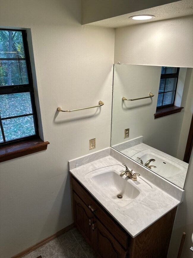 Building Photo - Available 7/1!  Spacious 3 Bedroom, 2 Full Bathroom Rogers Home in Quiet Neighborhood