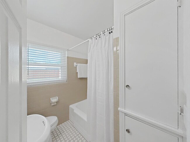 Building Photo - 4610 W Bay Villa Ave