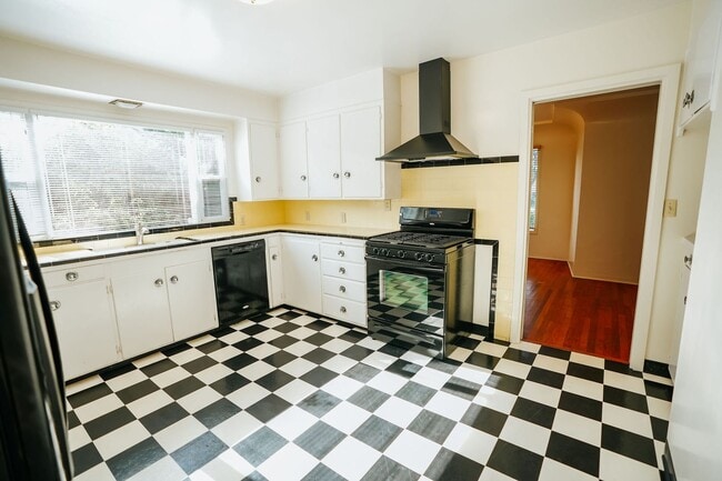 Building Photo - 1911 H St