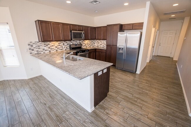 Building Photo - Great Open Floor Plan 3 Bedroom, 2 Bath, Central A/C in Holiday Subdivision!