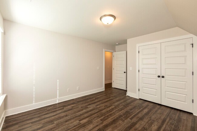 Building Photo - Spacious 3 Bedroom Home with Primary Suite on Main Level