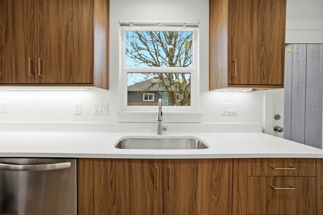 Building Photo - Newly Renovated 2 Bedroom Home