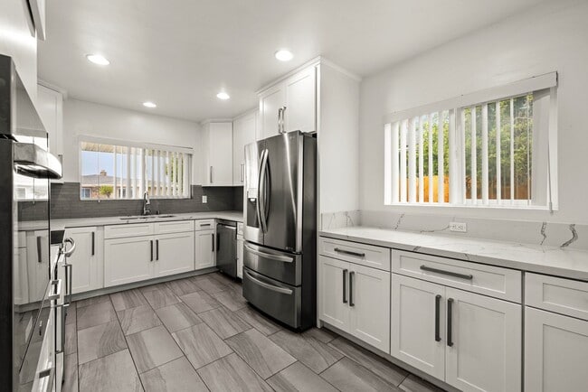 Building Photo - 7 Bed 3 Bath House on Prime Dorothy Way - Minutes Walk to Campus!!