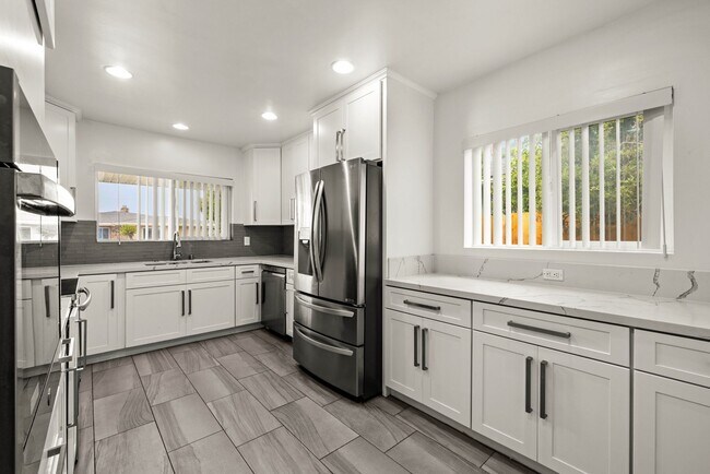 Building Photo - 8 Bed 3 Bath House on Prime Dorothy Way - Minutes Walk to Campus!!