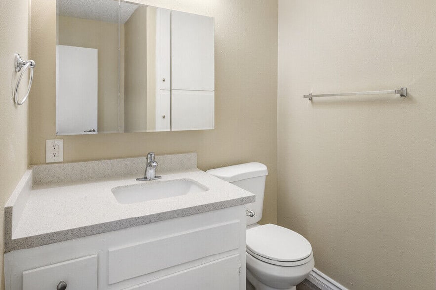 Building Photo - North Pointe Villas