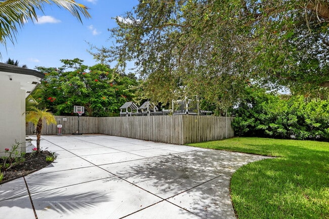 Building Photo - 600 NE 4th St