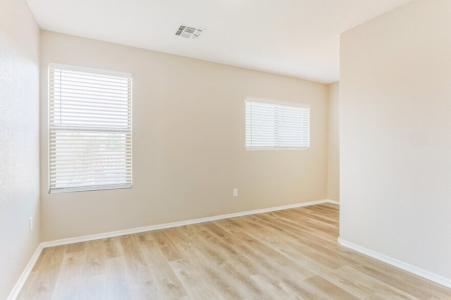 Building Photo - 2349 E Palm Beach Dr