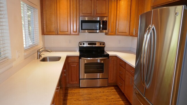 Building Photo - UPDATED THREE BED / TWO BATH MARINWOOD HOM...
