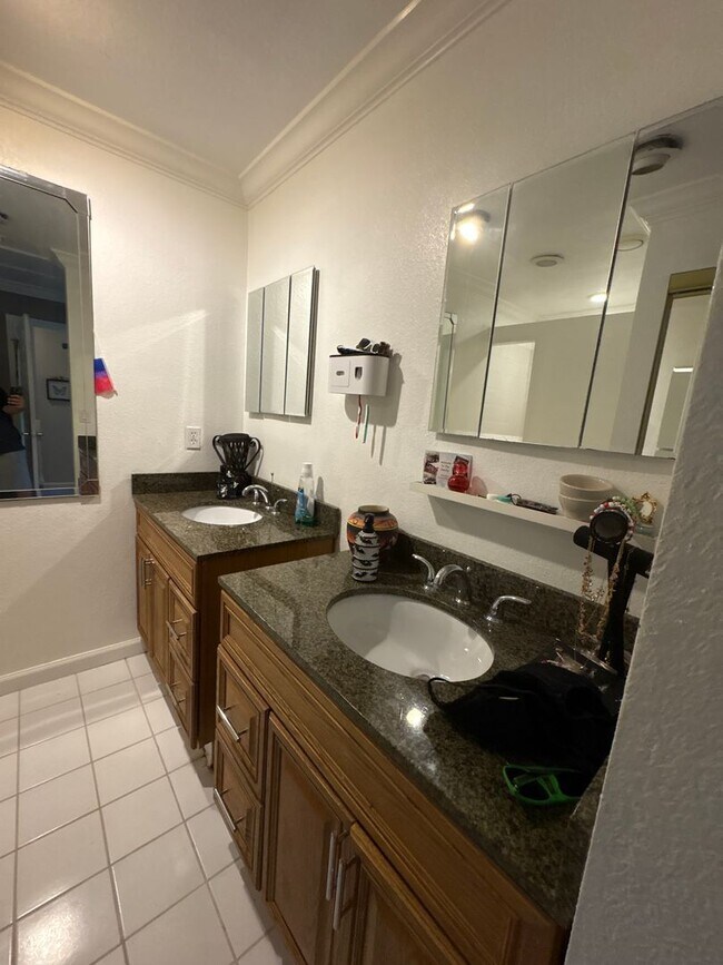Building Photo - Spacious 3-Bedroom Condo in Cypress Woods