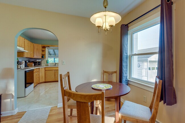 Building Photo - 2 Deo St