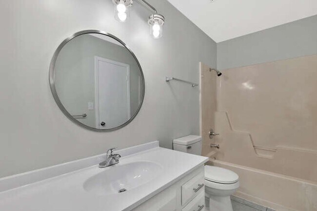 Building Photo - 2025-2027 N. Rosewood Ct.