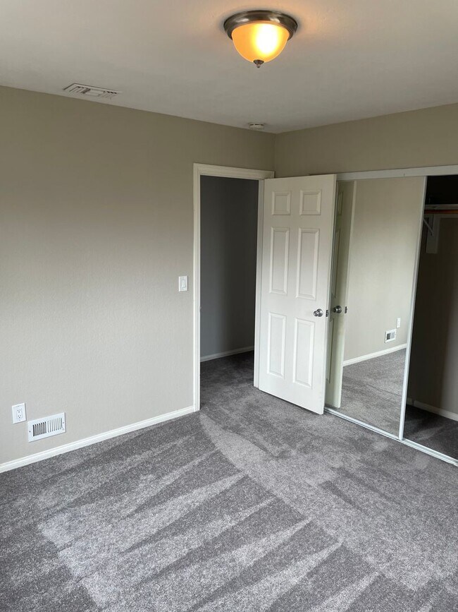 Building Photo - Large Fletcher Hills Home With 3 car Garag...