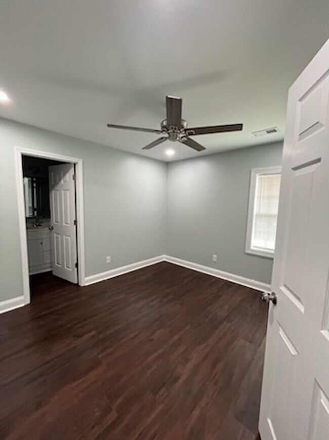 Building Photo - Beautifully Totally Remodeled 3Br 2Ba in G...
