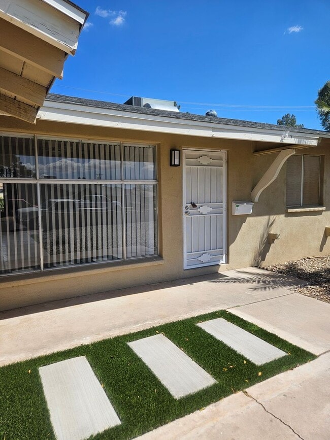 Building Photo - Scottsdale - 5 bedroom, 3 bath - Remodeled...