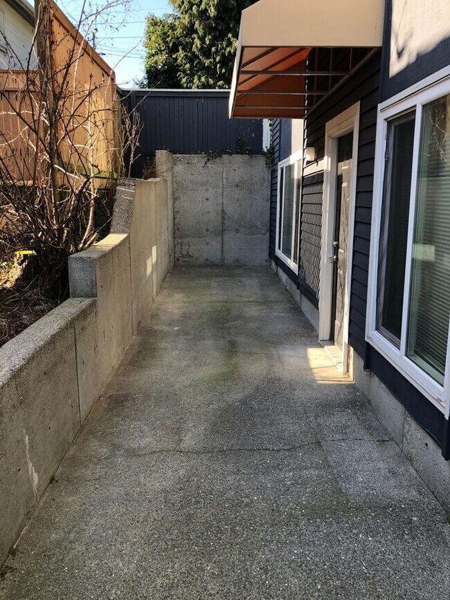Building Photo - 2839 Thorndyke Ave W