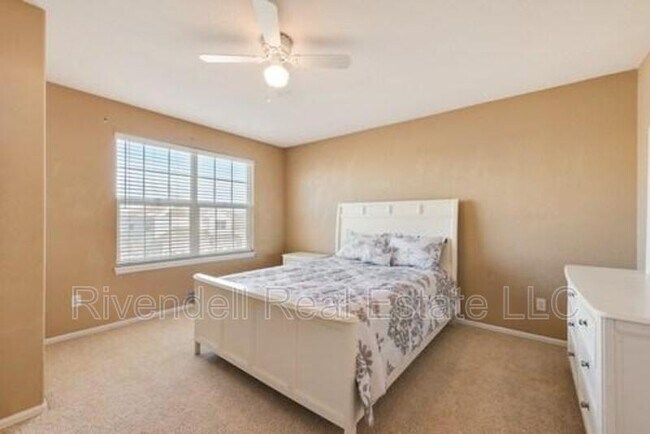 Building Photo - 1942 Rose Petal Ct