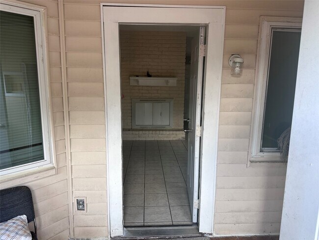 Building Photo - 11136 Village Bend Ln