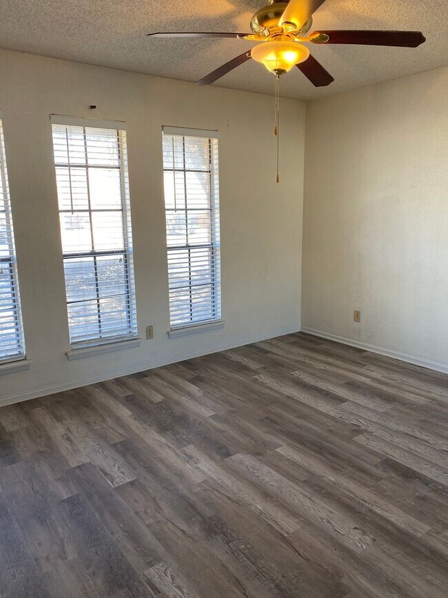 Building Photo - Eastside Beauty with an updated kitchen and sunroom