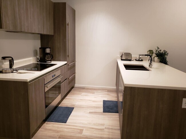 Building Photo - 801 S Miami Ave