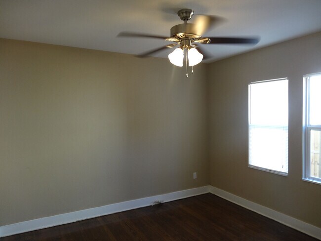 Building Photo - Three Bedrooms One Bathroom with Shaded Porch