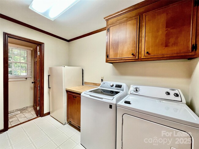 Building Photo - 911 Reverdy Ln