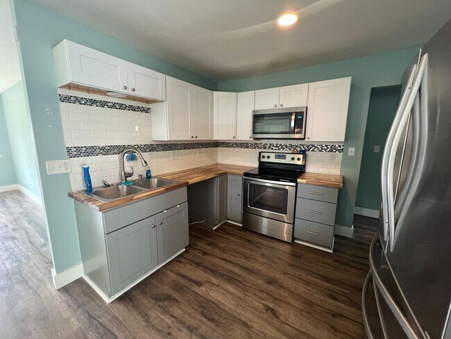 Building Photo - 200 N Willow Ln