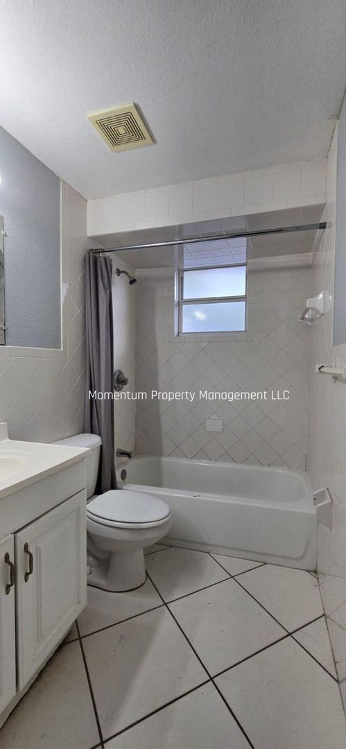 Building Photo - Spacious 3-Bedroom, 2-Bath Home with Covered Screened Porch & Large Kitchen in Tampa