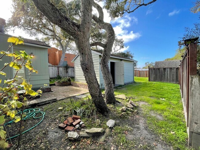 Building Photo - Adorable Two-Bedroom in the Hillcrest Area of Pacific Grove!