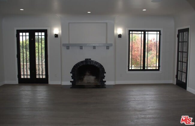Building Photo - 1303 S Tremaine Ave