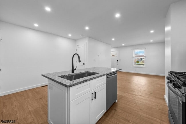 Building Photo - 80 Anderson St