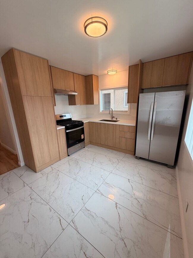 Building Photo - Completely Remodeled 2 Bed, 1 Bath in San Pedro w/ Garage Parking!