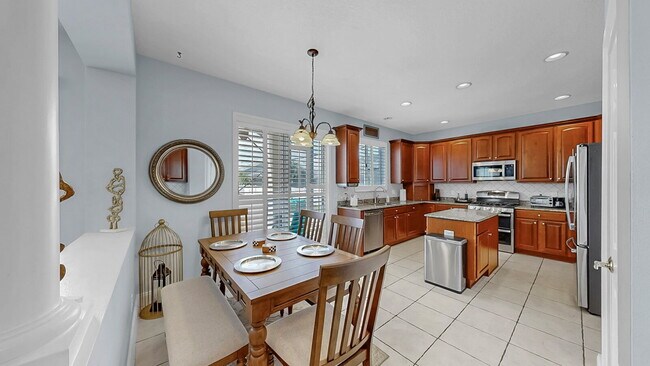 Building Photo - 5-bedroom, 3-bathroom rental home located in the Fox Wood community in Florida