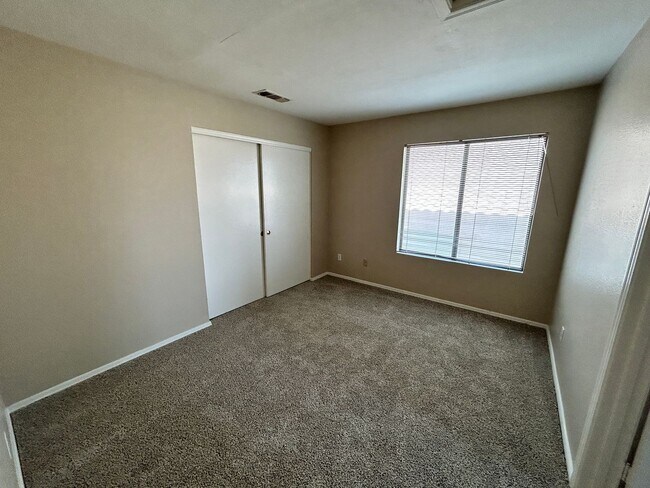 Building Photo - Spacious 4-Bedroom 3-Bath Peoria Home with...
