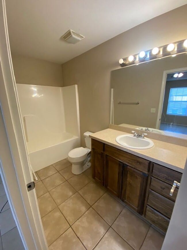 Building Photo - Spacious Duplex in Farmington!