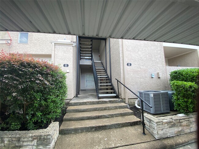 Building Photo - 10855 Meadowglen Ln