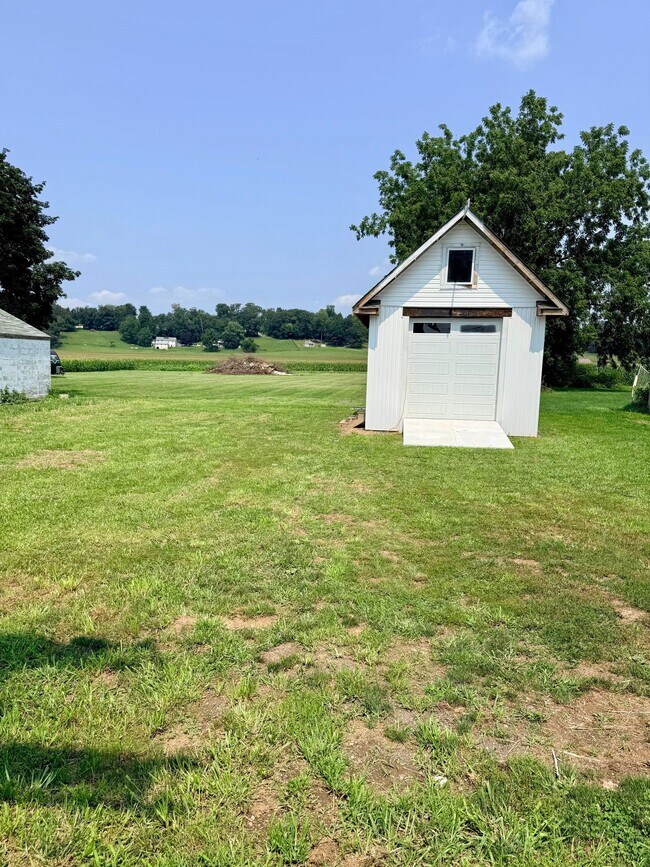 Building Photo - 37 N Kinzer Rd