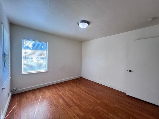 Building Photo - SPACIOUS 2 BEDROOM/1 BATH AVAILABLE IN HAYWARD CA !!!!
