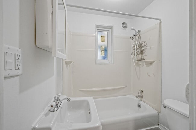 Building Photo - Newly Renovated 3 Bed 2 Bath Home in St Paul