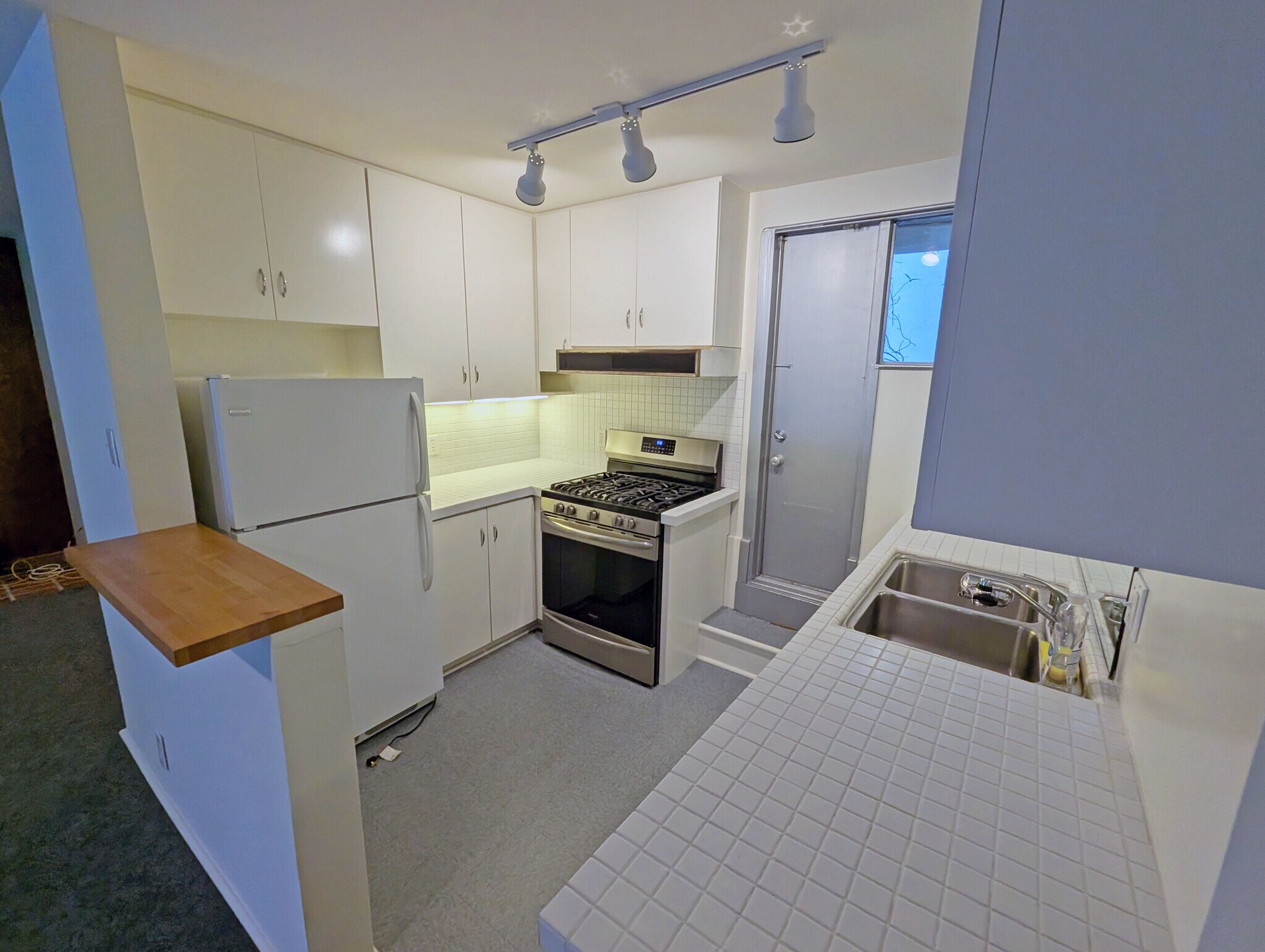 Building Photo - 648 Kelton Ave