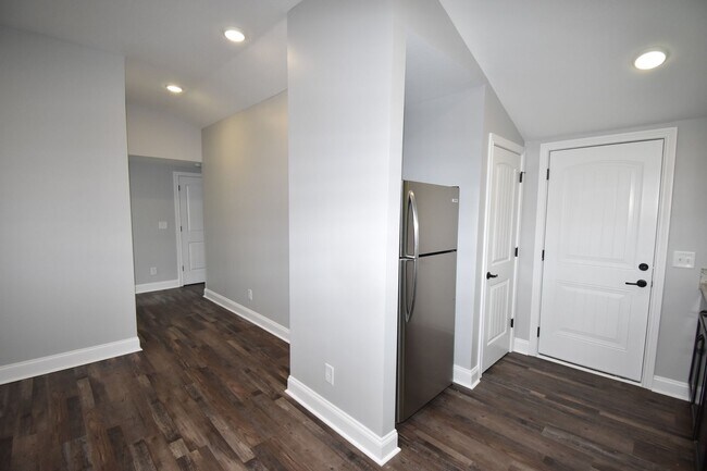 Building Photo - 2 Bedroom Home For Rent Near APSU!