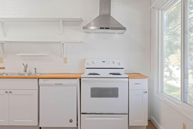 Building Photo - $500 off! Updated, upstairs 2-bdrm/1-bath triplex apt—On-site w/d, off-street parking, near downt...