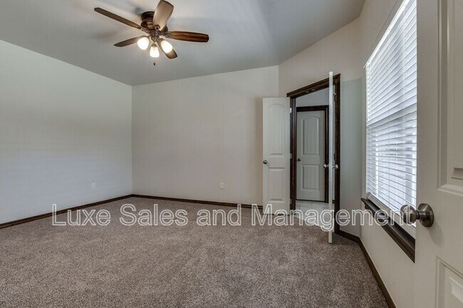 Building Photo - 2200 Alta Vista Ln
