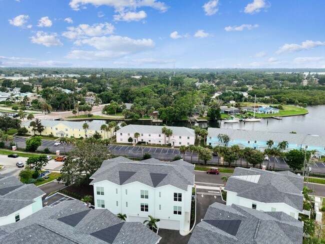 Building Photo - A charming coastal townhouse, just minutes from downtown St. Pete!