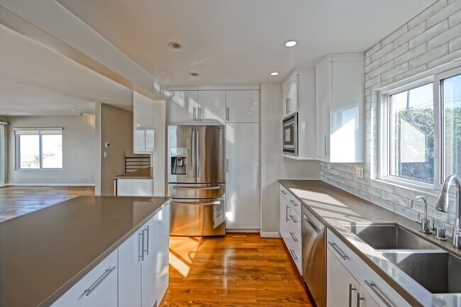 Building Photo - 4021 Crest Dr