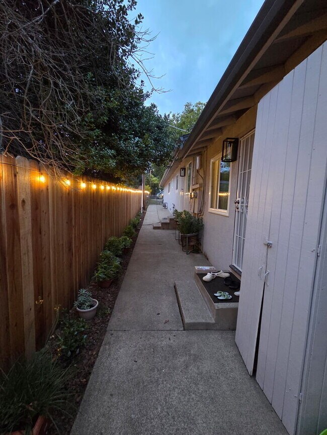 Building Photo - 3 bed 1 bath Duplex with garage and privat...