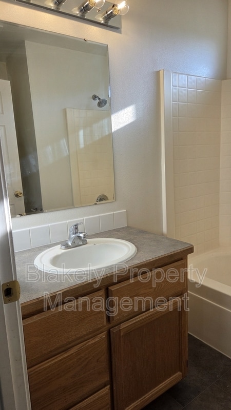 Building Photo - 4004 E Park Ridge Dr